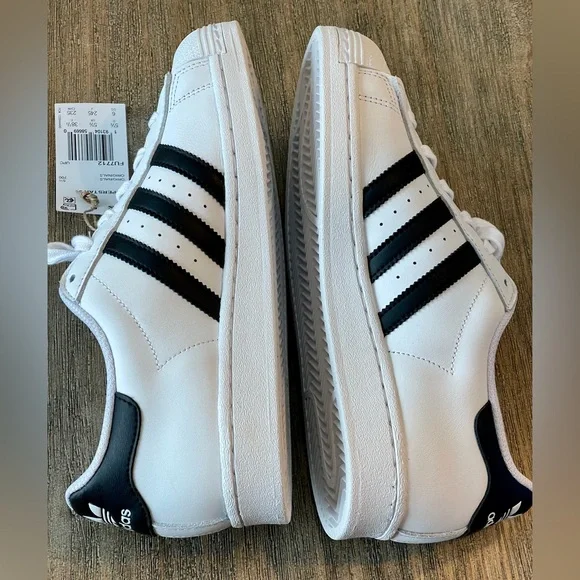 NIB ADIDAS SUPERSTAR CLOUD WHITE/BLACK SIZE 6 YOUTH - Picture 8 of 9
